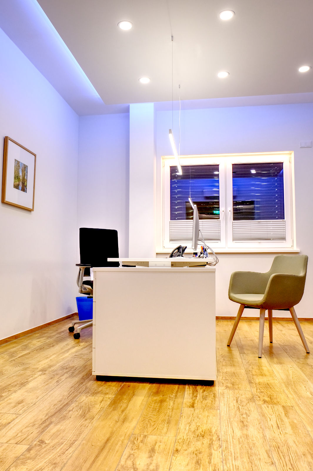 Büro mit LED Hängeleuchte und Rigips Decke und LED Stripes